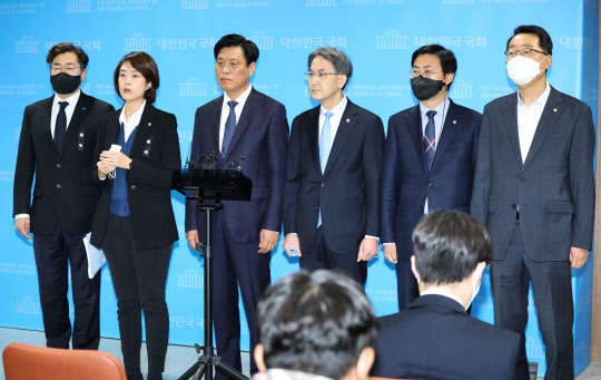 더불어민주당 과방위 간사인 조승래 의원 등 민주당 과방위 소속 의원들이 10일 국회 소통관에서 대통령실의 MBC 전용기 탑승 불허 통보 관련 규탄 기자회견 후 취재진의 질문에 답변하고 있다. 연합뉴스